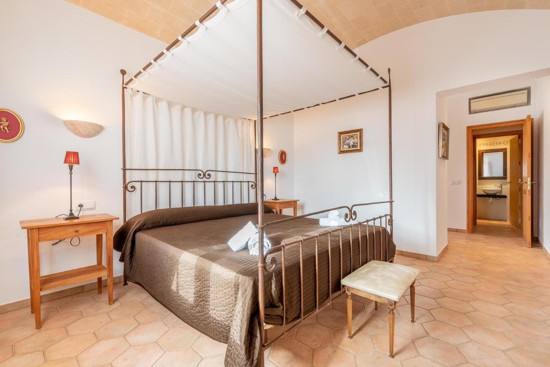 Ferienhaus Mit Privatpool Fuer 8 Personen Ca 460 Qm In Es Llombards, Mallorca Suedostkueste Von Mallorca *